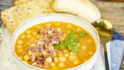 Garbanzos con crema de verduras y trocitos de jamón serrano