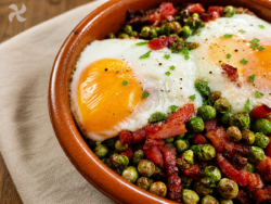 Huevos con guisantes y bacon en airfryer