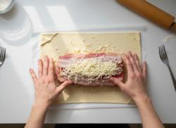 Lomo en hojaldre con bacon y queso: receta al horno