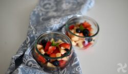 Macedonia con almíbar de naranja, menta y miel