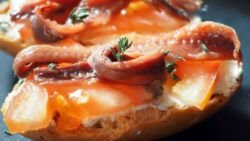 Ni limón ni cayena: el sencillo truco de los vascos para aliñar las anchoas a la bilbaína y qued ...