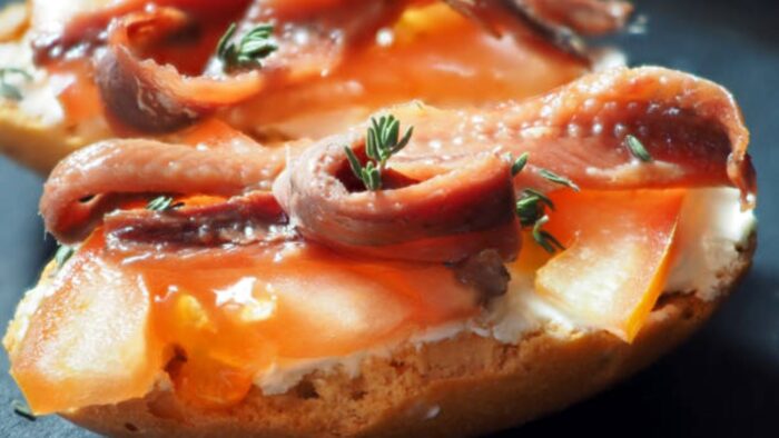 Ni limón ni cayena: el sencillo truco de los vascos para aliñar las anchoas a la bilbaína y qued ...