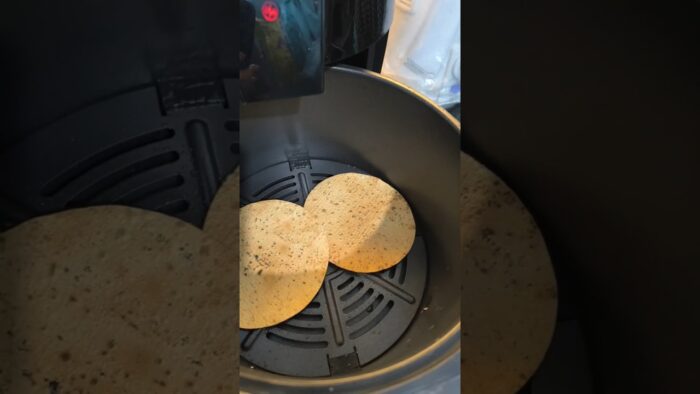 papad in airfryer 😀 #viral #airfriedrecipe #papadrecipes #trending #new #recipe  #cookinghacks