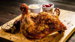 Pollo rustido receta tradicional al horno con verduras y jugo casero