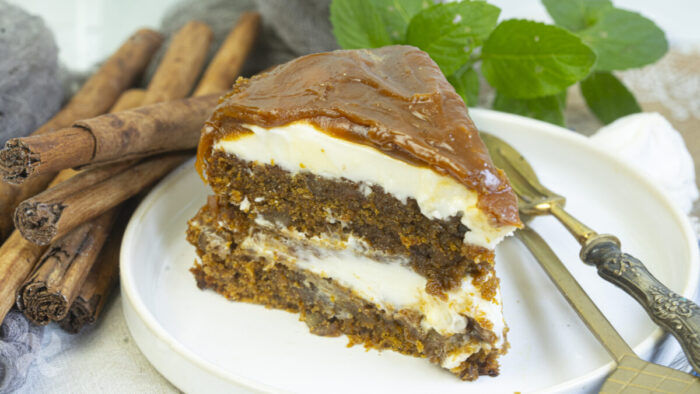 Tarta de zanahoria con crema de queso y caramelo