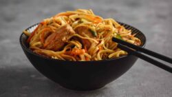 Udon salteado con ternera y salsa casera