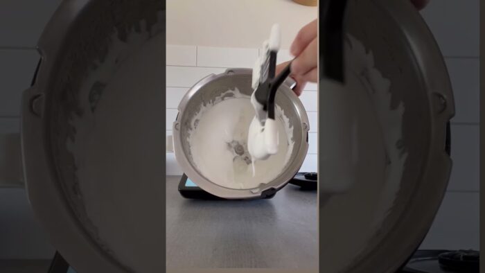 A little snack, just add cream. 😋#thermomix #tm7 #snacks #meringues #bake