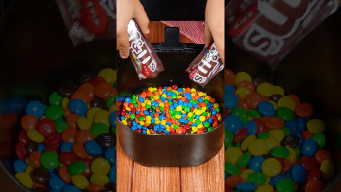 Add the M&Ms to the Air Fryer and the result will surprise you! #Fyp #Chocolate #Recipe #Cake