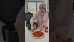 Air Fryer Pizza Time! 😄#shorts #pizza #vegpizza #airfryer #recipe #foodie #viral #ytshorts #cheesy