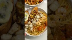 ✨Pasta con langostinos, rape y pan de ajo✨