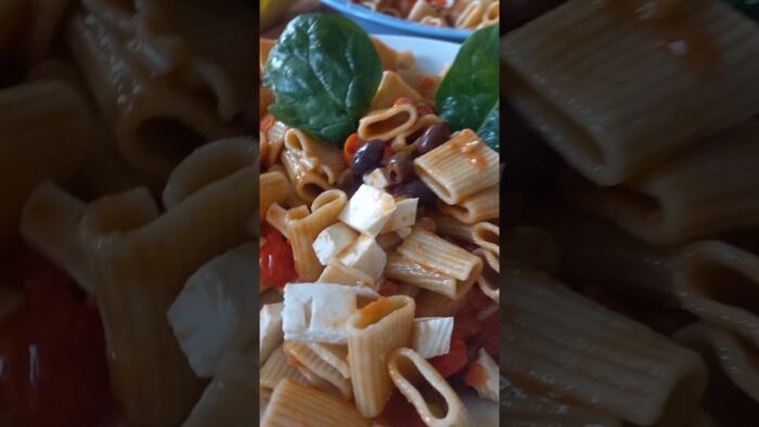 Pasta fredda pomodori,olive taggiasche e feta #bimbytm6 #pastafredda #ricetteestive #summerfood