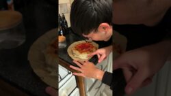 Pizza en FREIDORA DE AIRE (termina mal xd) 🍕 #comida #food #pizza #airfryer #shorts #viralvideo