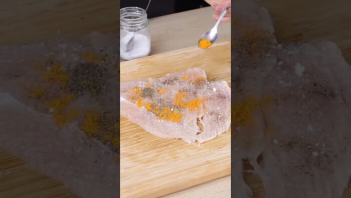 Simplemente envolvi la pechuga de pollo en papel de aluminio y la puse en la freidora electrica