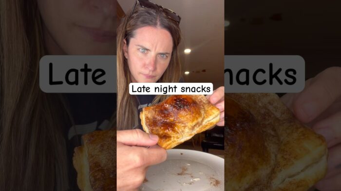 Welcome back to late night snacks @Joel Maun #snacks #airfryer #desserts #recipe #chocolate