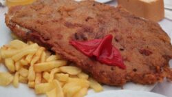 Cachopo de pollo relleno de queso ahumado