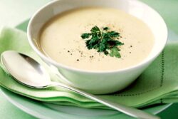 Crema de puerros: receta tradicional casera, versión vichyssoise y todos los trucos