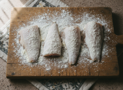 Filetes de faneca al limón con mantequilla: receta sencilla