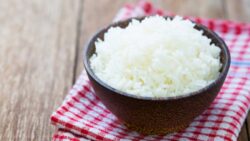 Los mejores chefs coinciden: el arroz blanco no se hace con agua, hay que echarle 3 ajos, 2 hoja ...