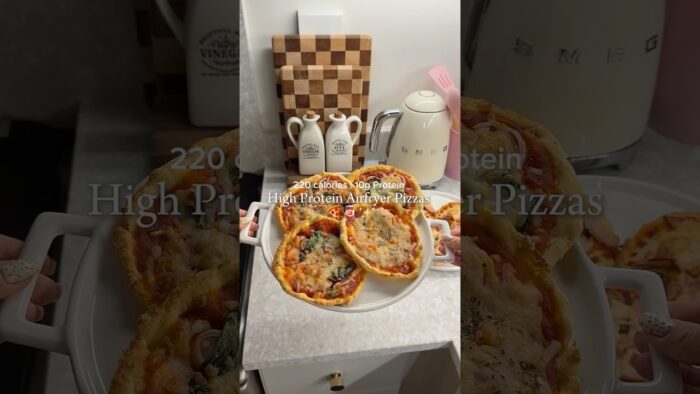 make high protein airfryer pizzas with me 🍕🥫⭐️ recipe will be posted in the comments! 🤍