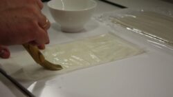 Masa filo casera: cómo hacer la receta paso a paso y conseguir láminas perfectas