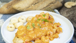 Merluza rellena de paté de salmón con gambas