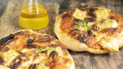 Pizza especial con brie, arándanos y nueces pecanas