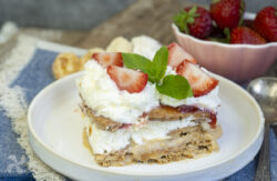 Tarta de galletas dos sabores con nata y fresas