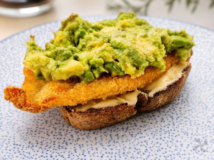 Tosta de pollo en airfryer con lactonesa y aguacate aliñado