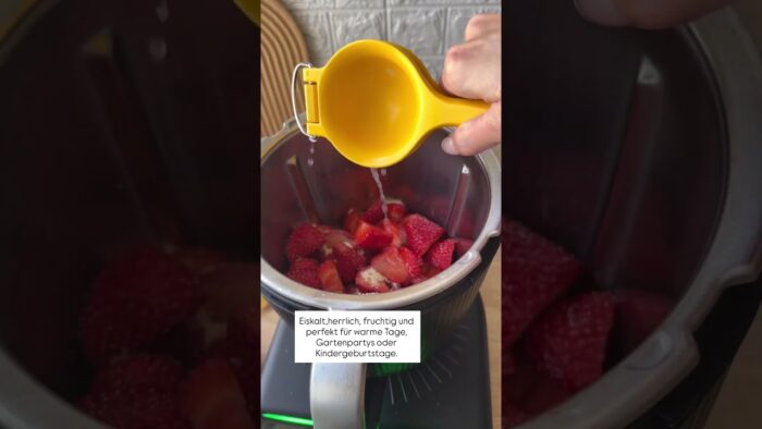 Fruchtige Erdbeer-Mango-Limo in nur zwei Schritten 🍓🥭 | Thermomix® Rezept