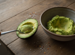 Aguacates rellenos de salmón ahumado: receta fácil