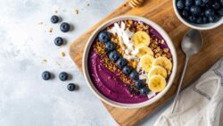 Cómo hacer un bol de açaí casero: el desayuno o merienda más saludable y rico del momento
