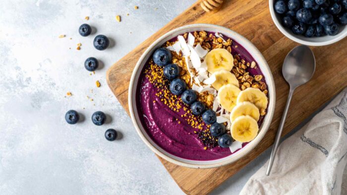 Cómo hacer un bol de açaí casero: el desayuno o merienda más saludable y rico del momento
