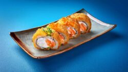 Crispy rice con salmón picante