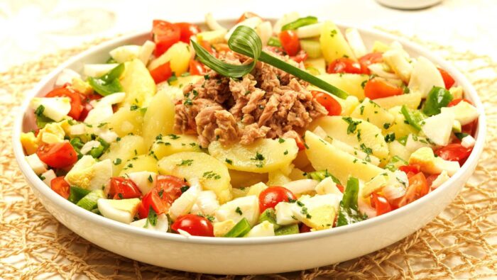 Dani García y otros chefs expertos coinciden: la mejor ensalada de patata del verano lleva atún, ...