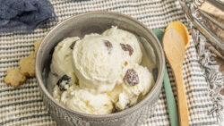 Helado cremoso de pasas al ron