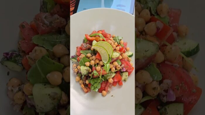 kikkererwtensalade met tomaat en koriander vinaigrette