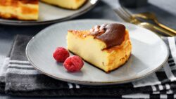 Los chefs expertos coinciden: para que la tarta de queso quede cremosa y potente no se hace sólo ...