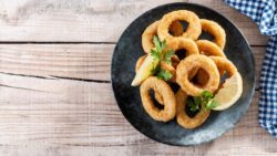 Los chefs expertos de Madrid coinciden: para que los calamares queden crujientes por fuera y tie ...