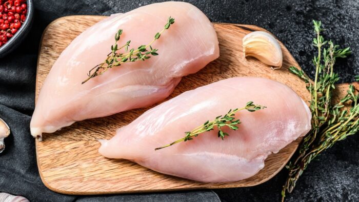 Los chefs expertos recomiendan echar vinagre a la sartén para freír las pechugas de pollo: para ...