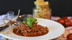 Los cocineros expertos coinciden: para hacer los macarrones boloñesa perfectos se añade «tres hu ...