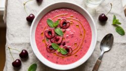 Los expertos cocineros coinciden: el gazpacho de cerezas es el más refrescante del verano y solo ...