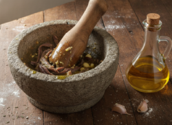 Salsa a la putanesca: receta italiana con anchoas y aceitunas