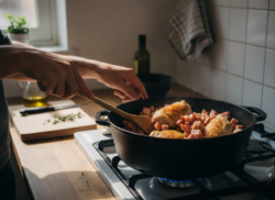 Sopa de la buena mujer: caldo casero con fideos