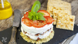 Timbal de quesos con tomate seco