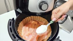 DESSE JEITO VOCÊ NUNCA VIU!  Aprendi esse truque no KFC frango na Air Fryer 😋