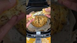 Extra Cheese Garlic Bread Recipe in Air fryer🤤#shorts #viral #trending #ytshorts #yt #youtube #food