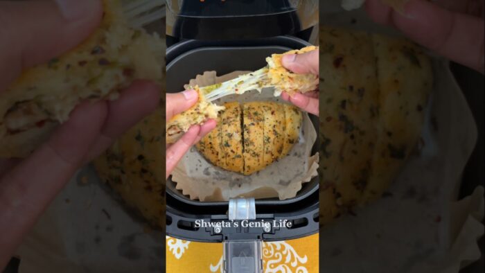 Extra Cheese Garlic Bread Recipe in Air fryer🤤#shorts #viral #trending #ytshorts #yt #youtube #food