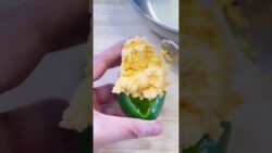 Jalapeños poppers 150g de frituras 180g de queso crema 300g de tocino Chiles cuaresmeños 200g de