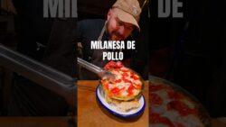 Milanesa de pollo con tomates cherry asados. Receta ideal para horno o airfryer