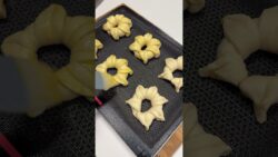 Noeuds à la cannelle & fleurs au chocolat